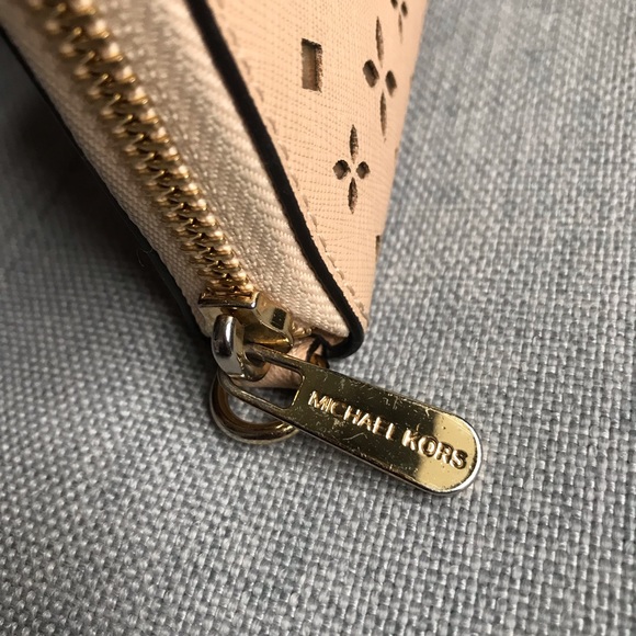 *SOLD* Michael Kors Long Zip-Around Wallet - Picture 4 of 8